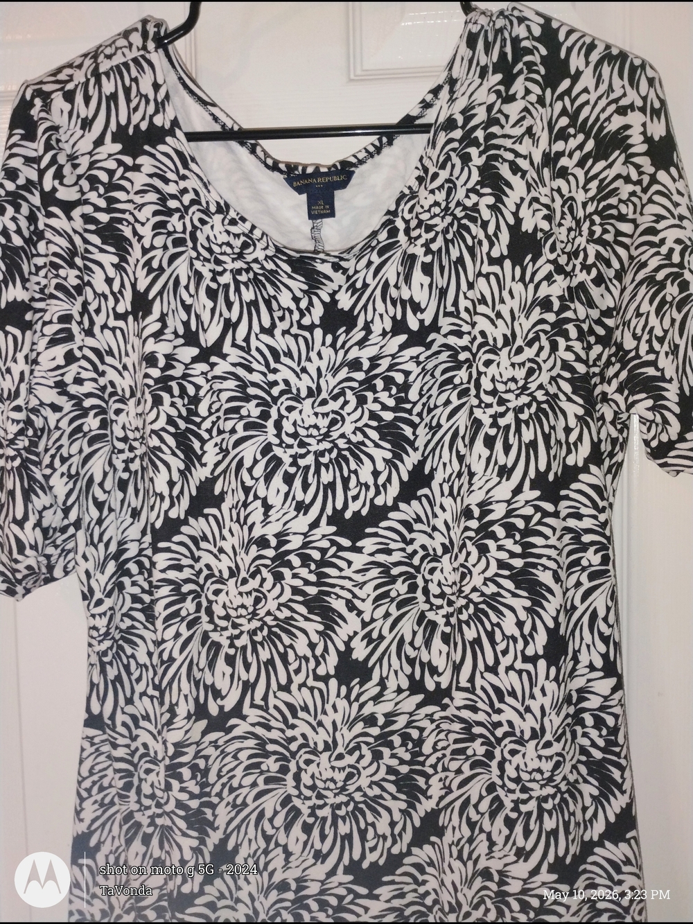 Banana Republic Black & White Floral Print Scoop Neck Top